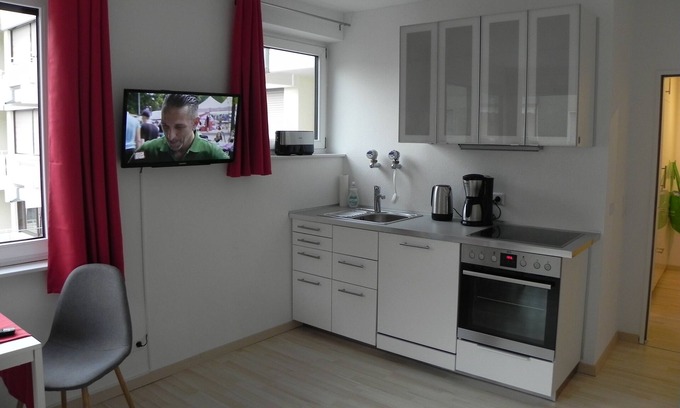 Neu-Ulm Apartamento | Studio apartment - central, parking lot, Danube+Ulm old town on foot
