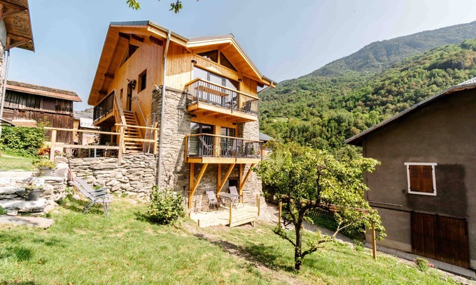 La Perriere Apartamento | Apartamento estudio 'Chalet Belamy 1' con vistas a la montaña, terraza privada y Wi-Fi