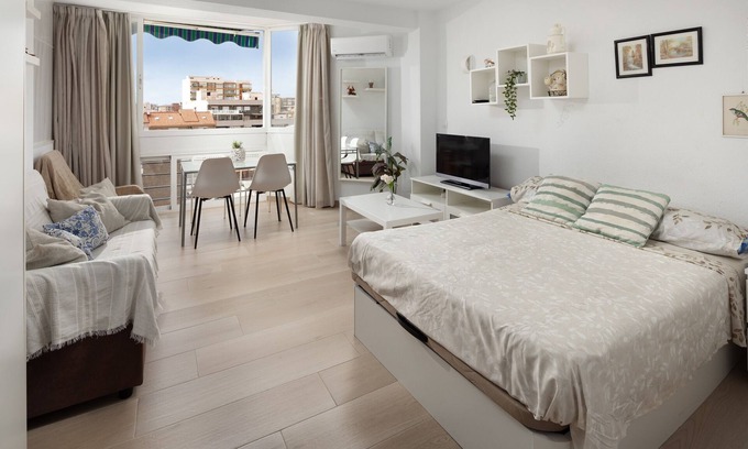 Torre del Mar Apartamento | Estudio 'Sol Y Breeze' con vistas al mar, Wi-Fi y aire acondicionado