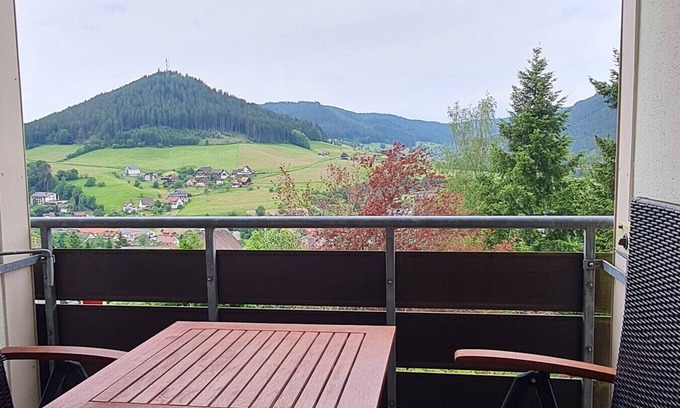 Baiersbronn Apartamento | Apartamento estudio 'Ferienappartement In Black Forest' con vistas a la montaña, terraza y Wi-Fi