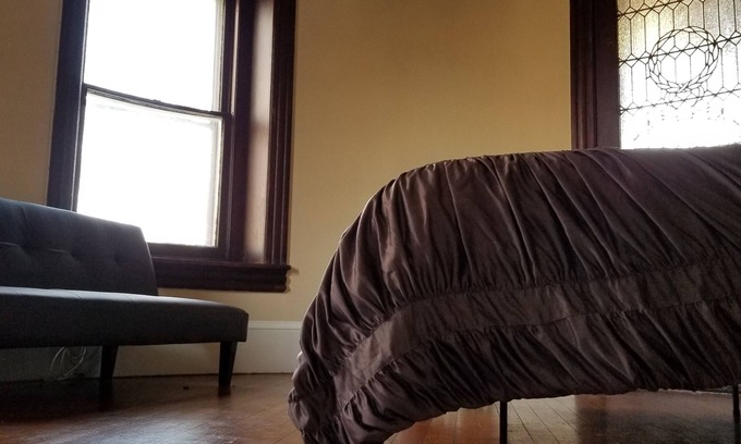 Langhorne Apartamento | Studio Apartment in Victorian Mansion.