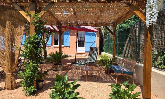 Carces Apartamento | Apartamento estudio 'La Cascade De Carces' con terraza privada, Wi-Fi y aire acondicionado.