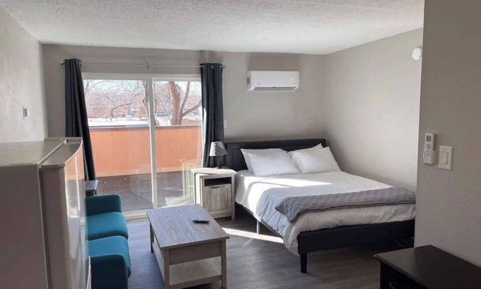 University Heights Apartamento | Modern style stay in downtown Albuquerque