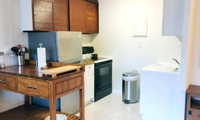 Queens Apartamento | Studio Apartment on Tree-lined Street 2 minutes from Railroad and Restaurants