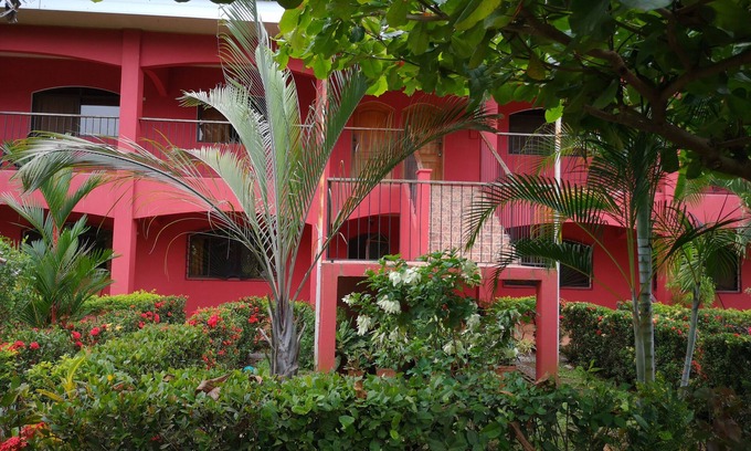 Parrita Apartamento | Apartamento tipo estudio a solo 3 millas del océano con piscina más WiFi
