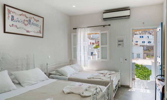 Amorgos Town Apartamento | Apartamento estudio 'Politimi's N3' con vistas a la montaña, Wi-Fi y aire acondicionado.