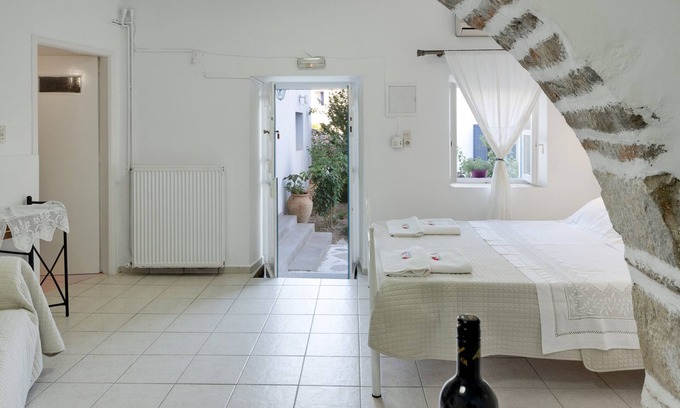 Amorgos Town Apartamento | Apartamento estudio 'Politimi N7' con vistas a la montaña, Wi-Fi y aire acondicionado.