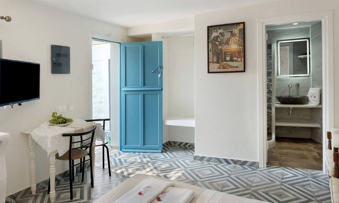 Amorgos Apartamento | Apartamento estudio 'Politimi N8' con vistas a la montaña, Wi-Fi y aire acondicionado.