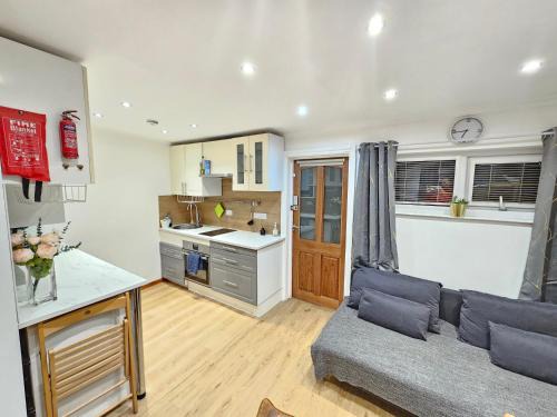 Lady Margaret Apartamento | Studio apartment, TV, WiFi Kitchen Parking, Wembley Elizabeth Line