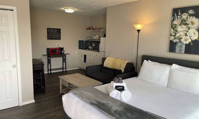 University Heights Apartamento | Modern style stay in downtown Albuquerque