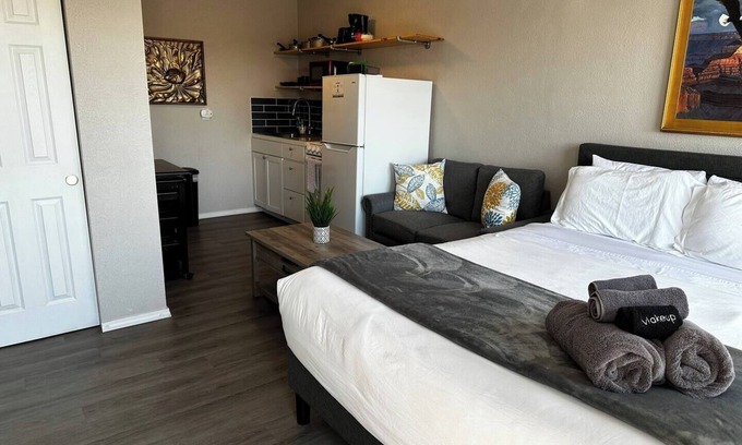 University Heights Apartamento | Modern style stay in downtown Albuquerque