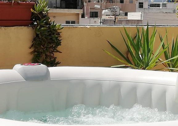 Mosta Apartamento | Studio apartment with private terrace, Jacuzzi & views