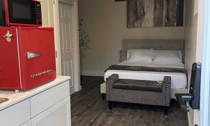 The Colony Apartamento | Studio Apt, private entrance, free Wi-Fi & parking!