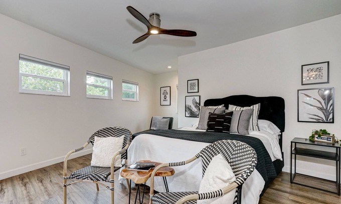 Downtown Dunedin Apartamento | Studio Apt w/ Private Balcony Overlooking Downtown Main St