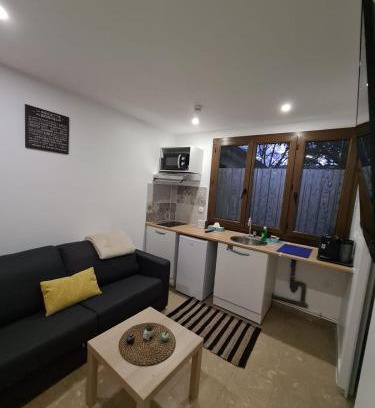 Neuilly-sur-Marne Apartamento | Studio bien équipé et indépendant avec véranda commune