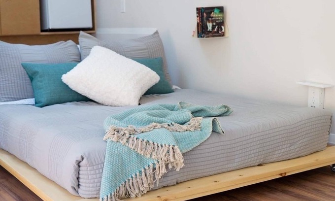 Elora Apartamento | Studio Blue tiny home retreat- quick walk to town, quiet, serene get away!