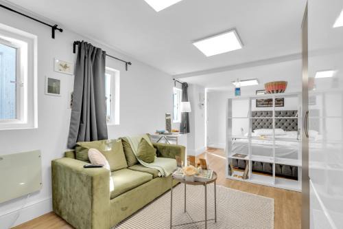 Hendon Apartamento | Studio Bungalow - sleeps 3, Easy Bus to Wembley Stadium, Parking, Coffee, Snacks
