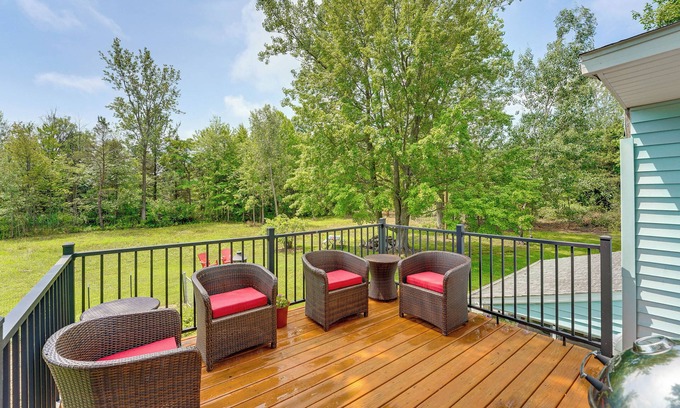 Holland Apartamento | Cozy Holland Studio w/ Deck Near Lake Michigan!