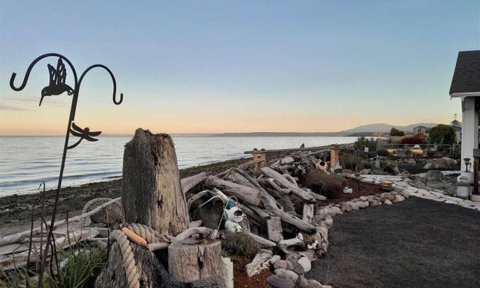 Sequim Casa | Studio By The Sea - Cozy Cottage With Fabulous Walk-Out Beach