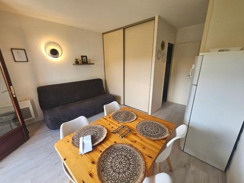Saint-Palais-sur-Mer Apartamento | Studio Cabine Charmant au Centre de Saint-Palais, Proche Plage, Terrasse et Parking Privé - FR-1-550-85