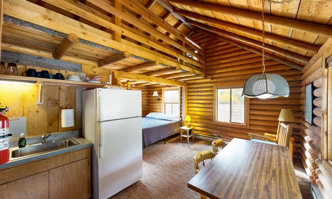 Sula Apartamento | Studio Cabin on Acreage w/full kitchen, near hiking, fishing & skiing