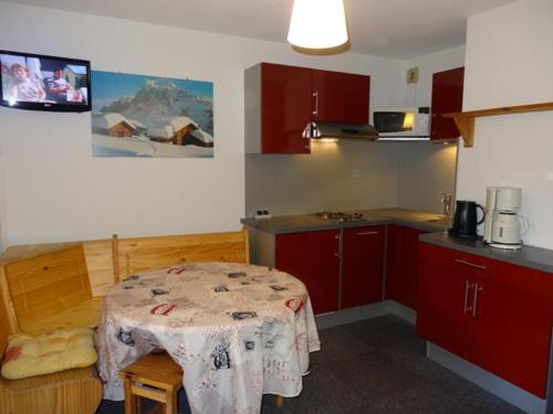 Les Bruyeres Apartamento | Studio cabine 4 pers, ski aux pieds, Les Menuires, 24m², balcon sud-ouest, proche commerces et remontées. - FR-1-178-101