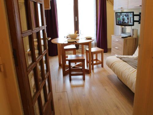 Risoul Apartamento | Studio cabine avec accès direct aux pistes, balcon, et piscine - 4 couchages, Risoul 1850 - FR-1-330-518