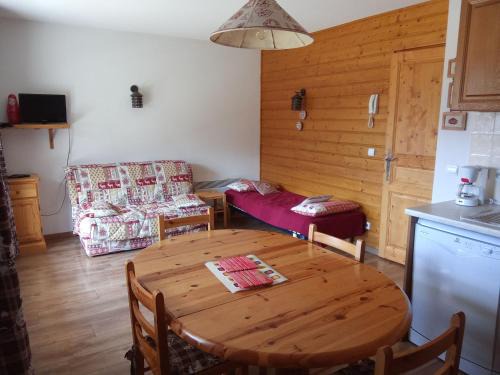 Le Devoluy Apartamento | Studio cabine cosy, balcon & parking, 05250 La Joue du Loup - FR-1-504-256