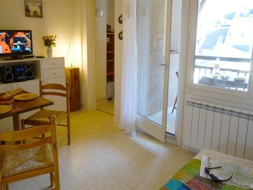 Bagneres-de-Luchon Apartamento | Studio Calme avec Balcon Plein Sud, Parking Privé, Proche Thermes et Centre-ville - FR-1-313-149