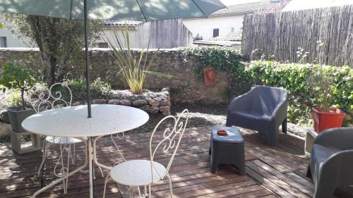 Vallon-Pont-d'Arc Casa | Studio Centre Vallon jardin parking 400m du Marché Rivière et Commerces