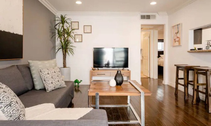 Studio City Condominio | Studio City Flat- Queen Bed, Free Parking, Jacuzzi