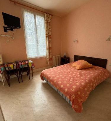 Neris-les-Bains Apartamento | Studio confort à Néris-les-Bains - 18 m² avec jardin
