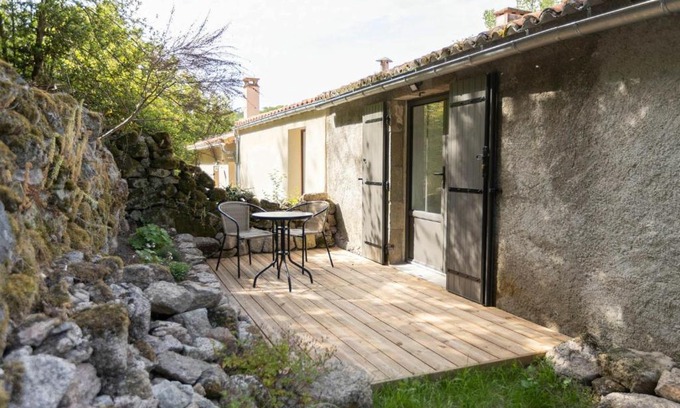 Mortagne-sur-Sevre Casa | Studio cosy rénové avec terrasse privative, pour 2 personnes, proche de la Sèvre - FR-1-426-483