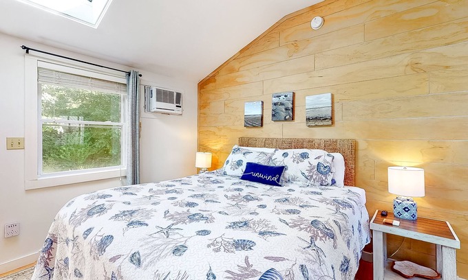 Kennebunk Apartamento | Studio cottage w / community hot tub & pool - perros bienvenidos, cerca de la playa y golf