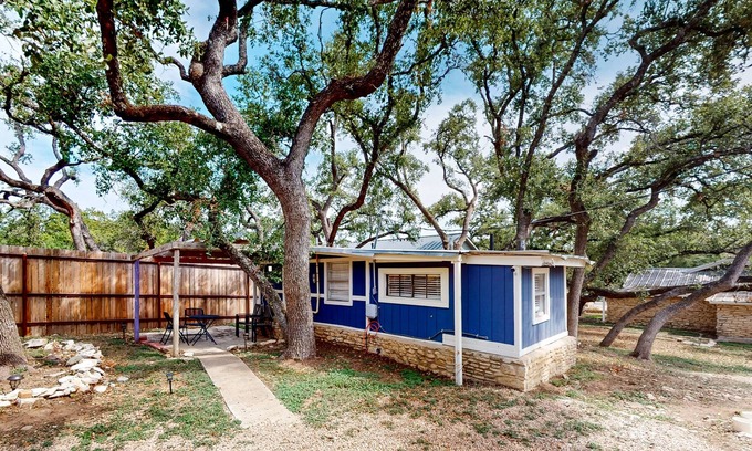 Leander Casa | Studio cottage near marinas/boat ramps with kitchenette & boat parking