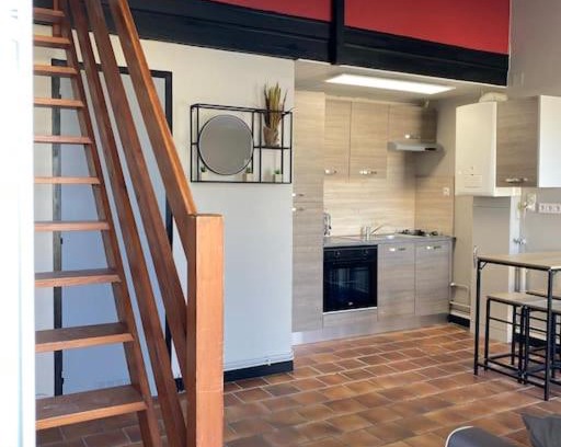 Surgeres Apartamento | Studio duplex meublé avec place de parking
