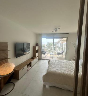 Saint-Laurent-du-Var Apartamento | Studio en bord de mer avec piscine sur le toit