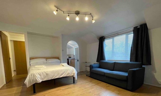 Hatfield Apartamento | Studio Flat - Free Parking, 5 Mins Walk To Station