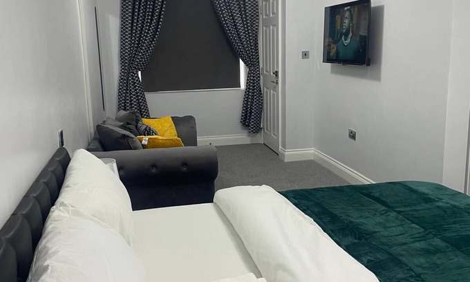 Heaton Apartamento | Studio flat in Romford, London with private entrance, kitchen and private toilet