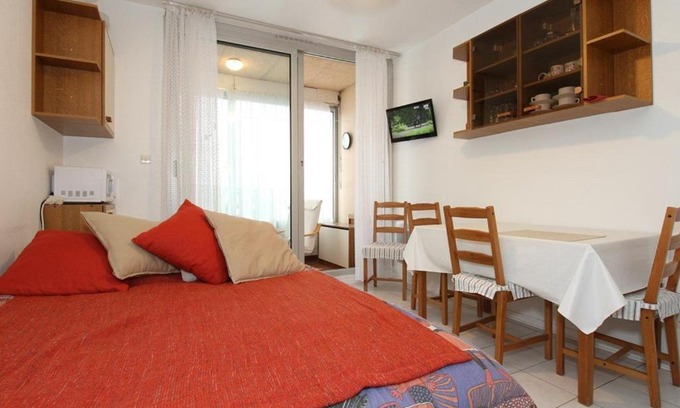 Balaruc-les-Bains Apartamento | Studio fonctionnel avec loggia fermée à Balaruc-les-Bains, proche centre, parking collectif, tout équipé - FR-1-553-112