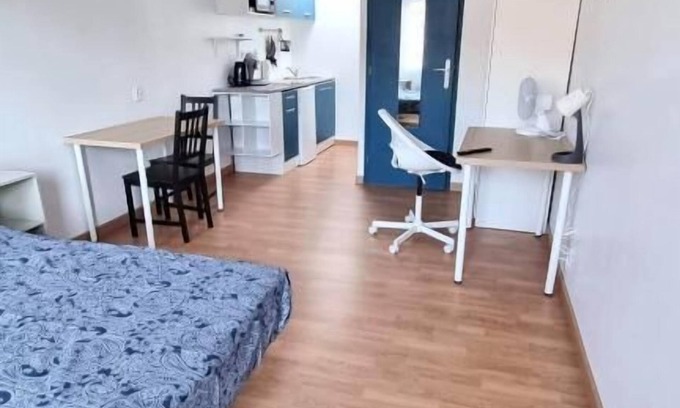 Avesnes-sur-Helpe Apartamento | Studio for 2 people on the ground floor with terrace and parking space