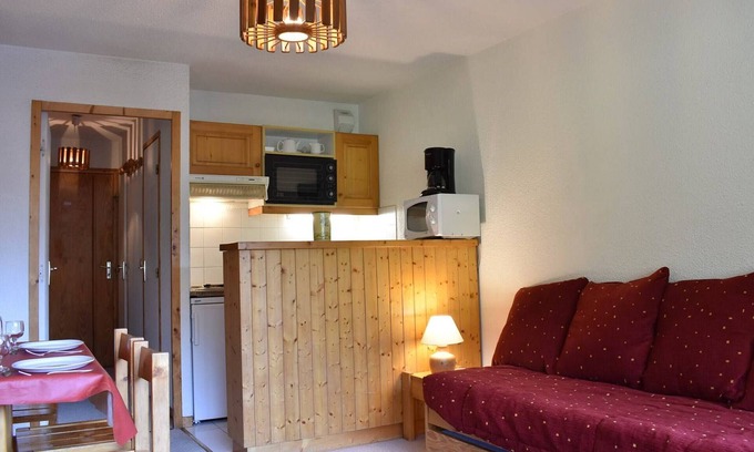 Meribel Centre Apartamento | Estudio para 4 en Méribel, cerca de las pistas, balcón, guardaesquís, no se admiten mascotas