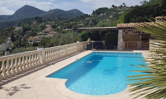 Saint-Andre-de-la-Roche Apartamento | Estudio "Appartement Les Oliviers" con terraza privada, piscina compartida y Wi-Fi