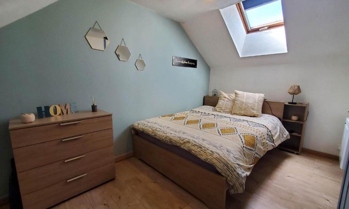 Le Creusot Apartamento | Studio grand lit 160 tout équipé wifi