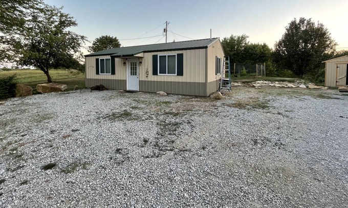 Clinton Casa | Studio guest house just outside Clinton. Close to Katy trail.,