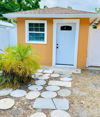 Disston Heights Apartamento | Studio home in St Petersburg FL