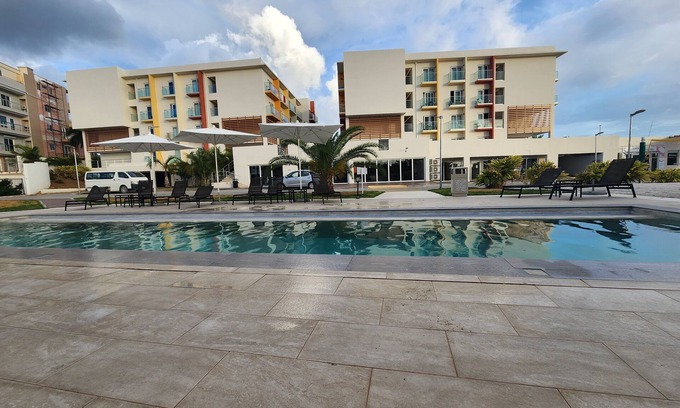 Maho Casa | STUDIO Hotel Room, Free WIFI, POOL, Mullet bay BEACH and full GYM!!