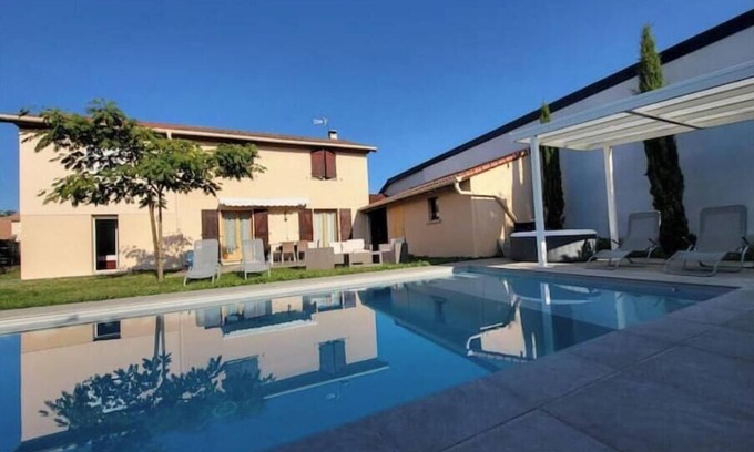 Jonage Apartamento | Studio in a house with swimming pool.