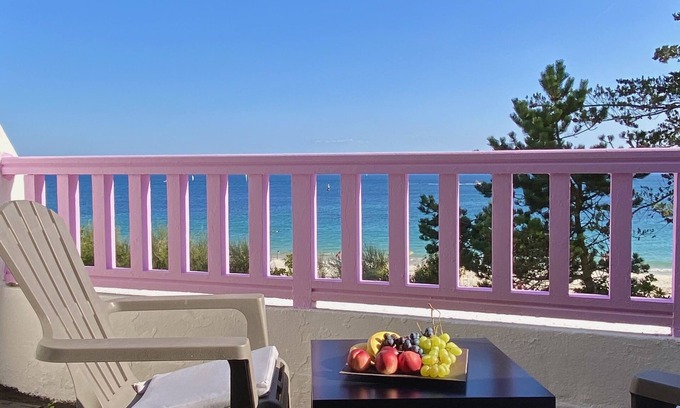 Audierne Apartamento | Studio in a magnificent villa with private beach access.