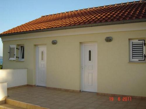 Molat Apartamento | Studio in Brgulje with Beachfront Access